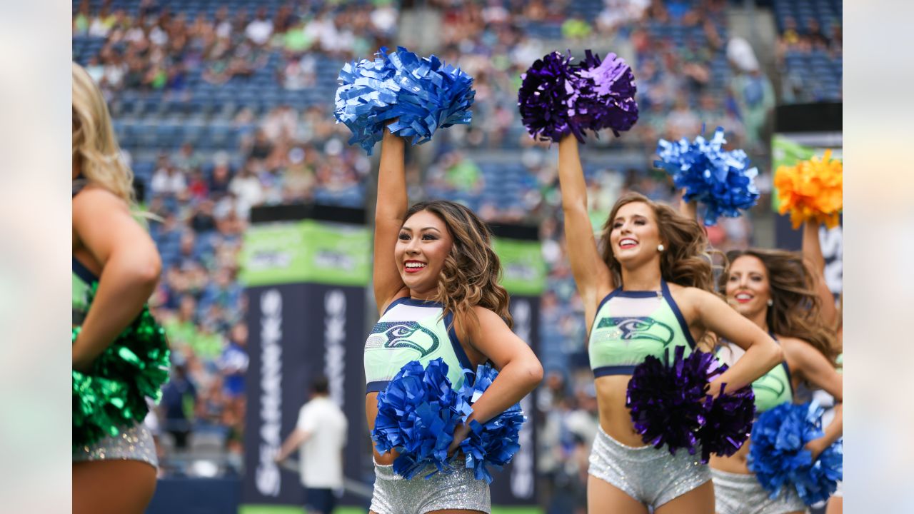 Seattle Seahawks Cheerleaders entertained the corwd against the Chicago  Bears.