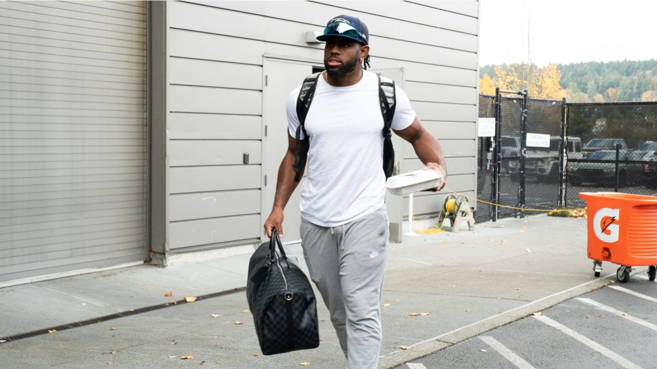 Seattle Seahawks linebacker Bruce Irvin walks off the field after a  practice session at NFL football training camp, Wednesday, Aug. 12, 2020,  in Renton, Wash. (AP Photo/Ted S. Warren Stock Photo - Alamy