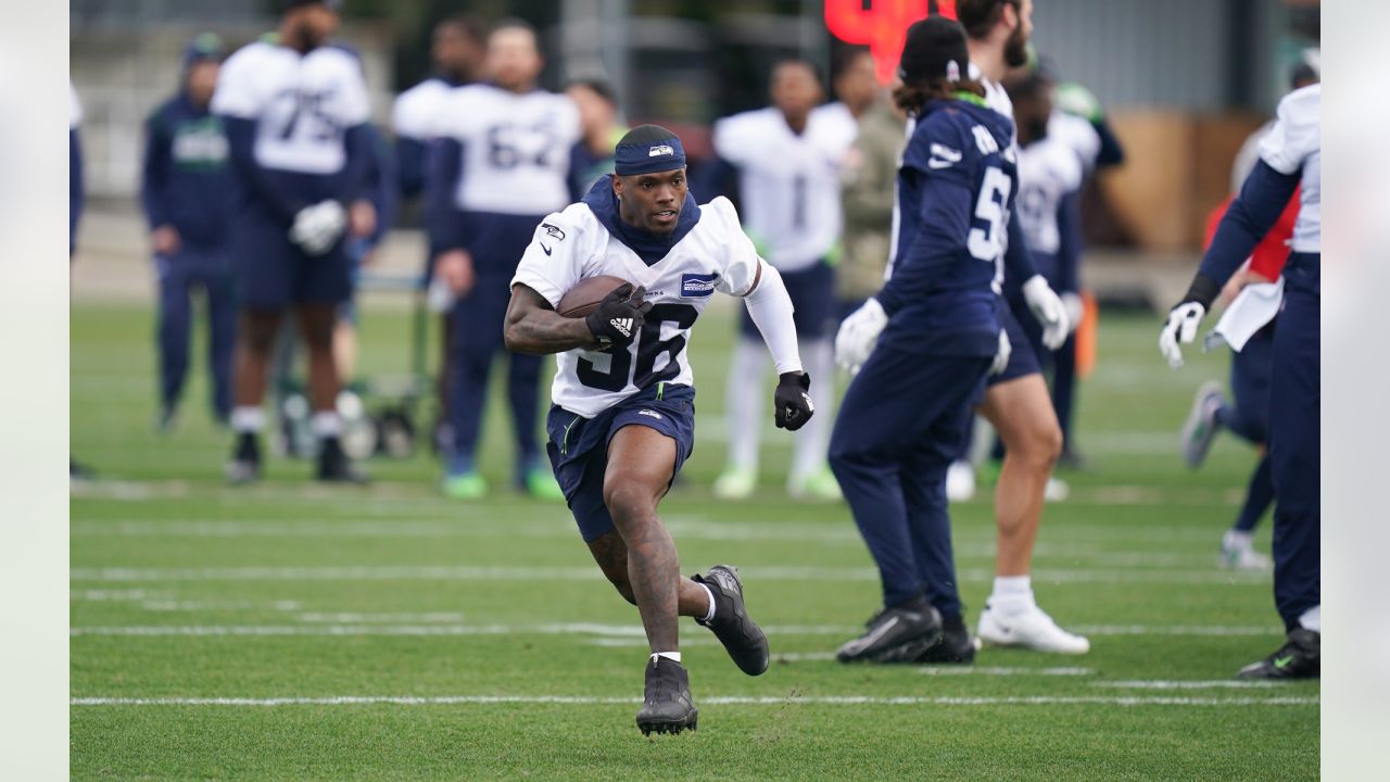 Seahawks add Tony Jones Jr. from practice squad, elevate Cade