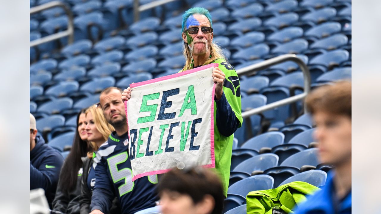 12s celebrate playoff-bound Seahawks after winning at Lumen Field Sunday