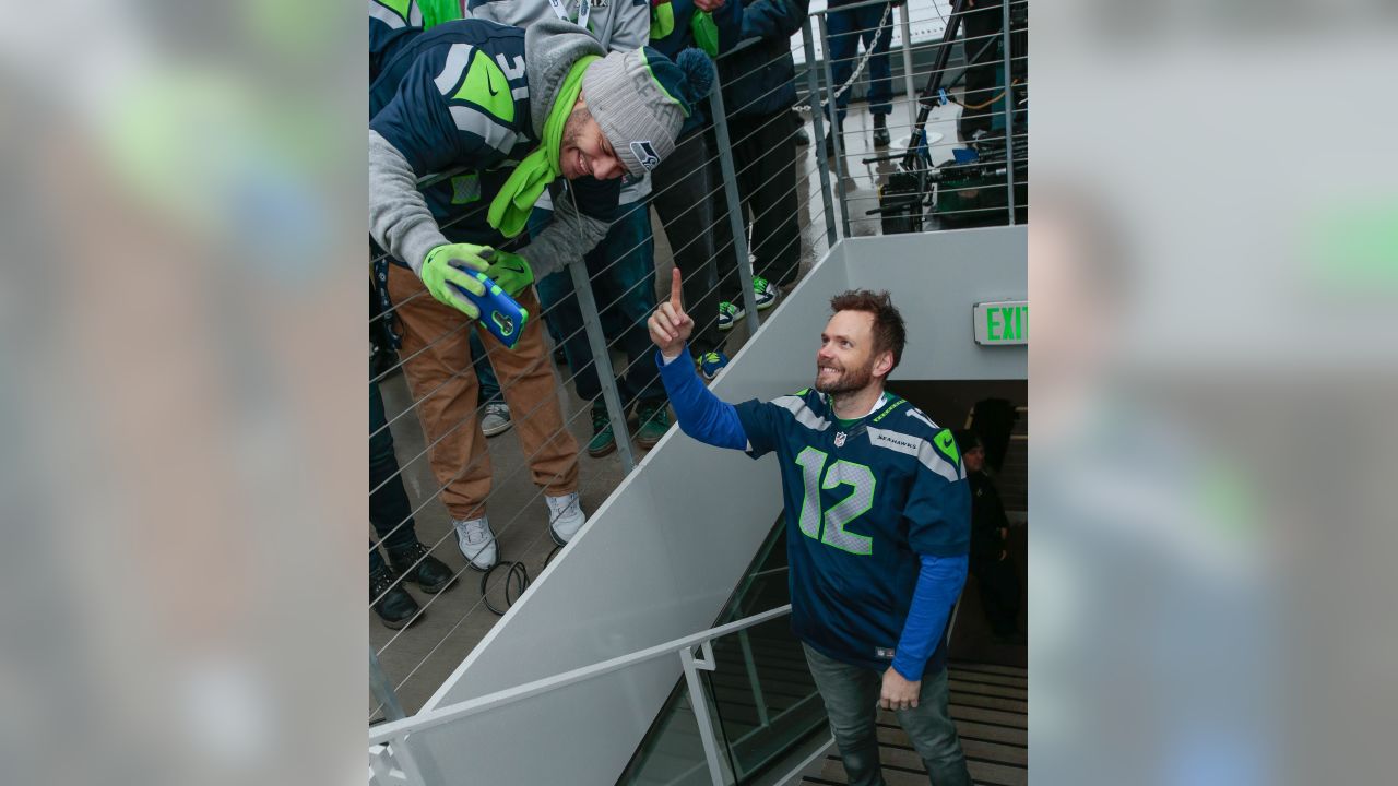 Thursday Round-Up: Twitter Reacts To Joel McHale Joining Seahawks