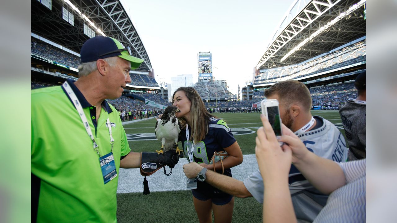 Rainn Wilson to raise the 12th Man Flag