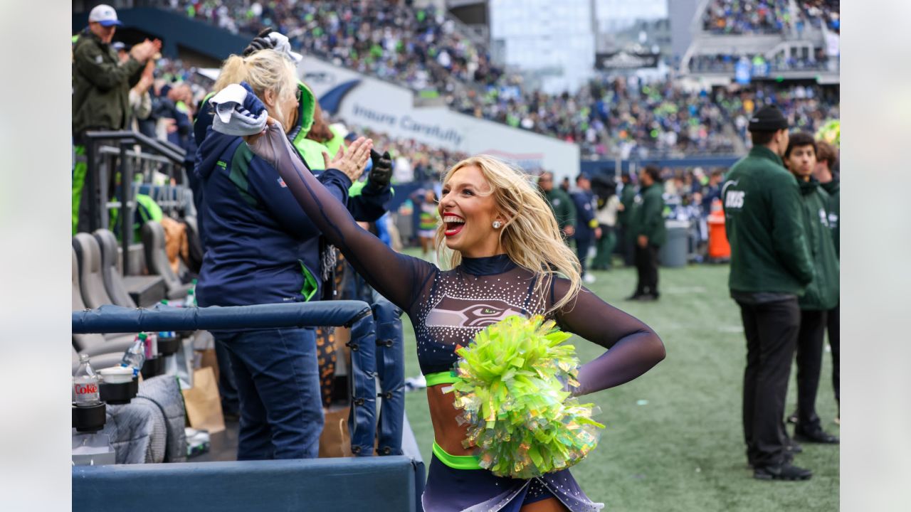 ESPN - Photos - Defense, and cheerleaders, highlight wild-card weekend