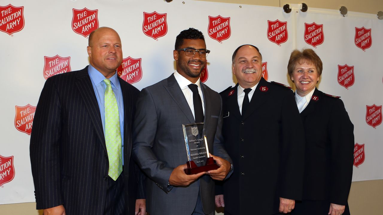 dangerusswilson joins Steve Largent and Trent Dilfer as the third Seahawks  recipient of the Bart Starr Award! 