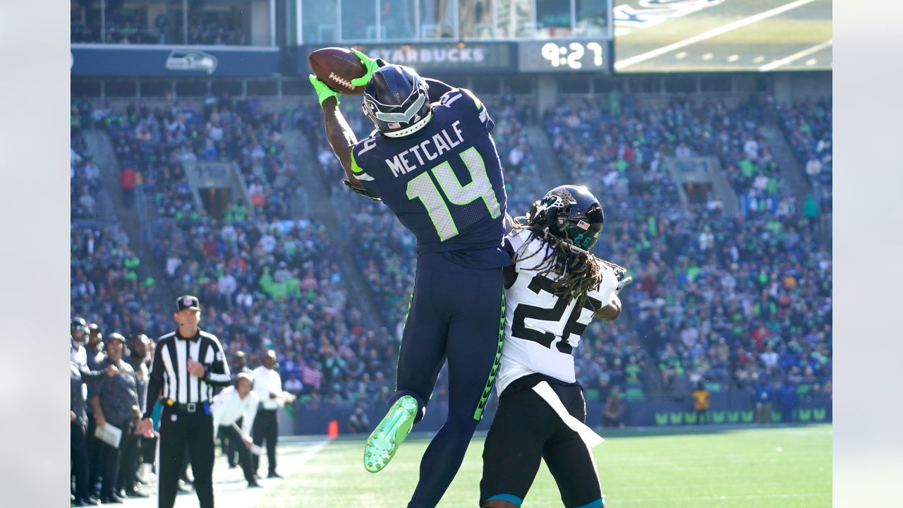 Seahawks end losing streak with comfortable 31-7 win over