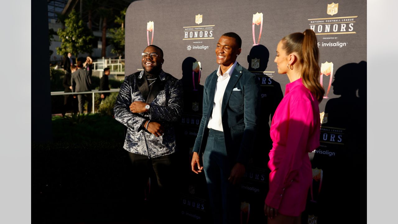 Seahawks QB Russell Wilson takes the red carpet at 2022 NFL Honors