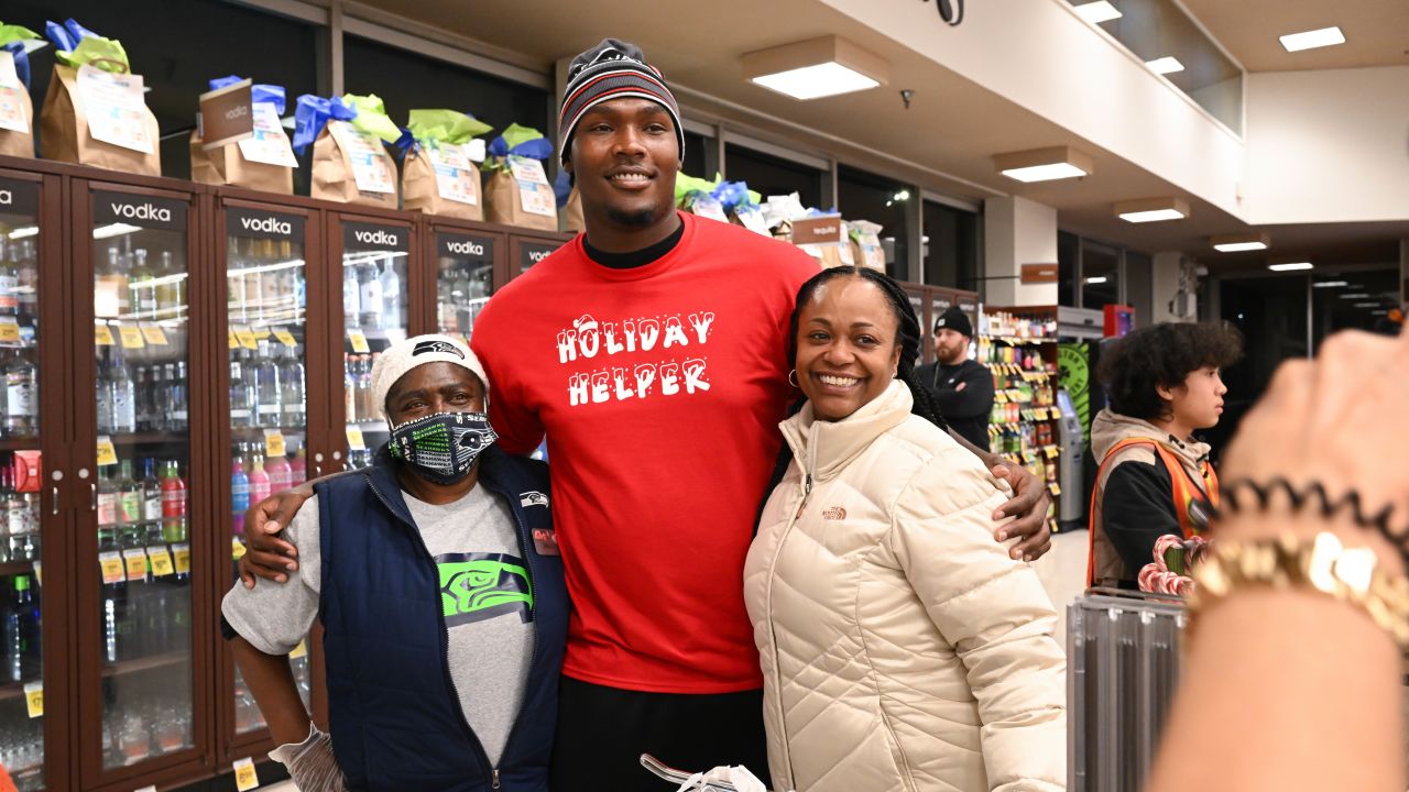 Seattle Seahawks pay for shoppers' groceries at Kent Safeway