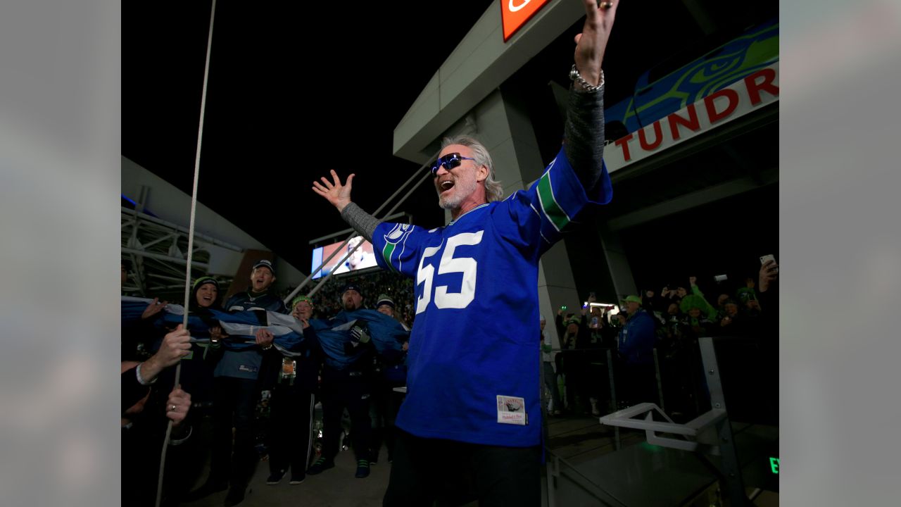 Former Seahawk Brian Bosworth to raise 12 Flag vs. 49ers in Week 17