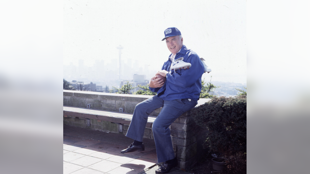 Legendary Seahawks coach Chuck Knox dies at age 86