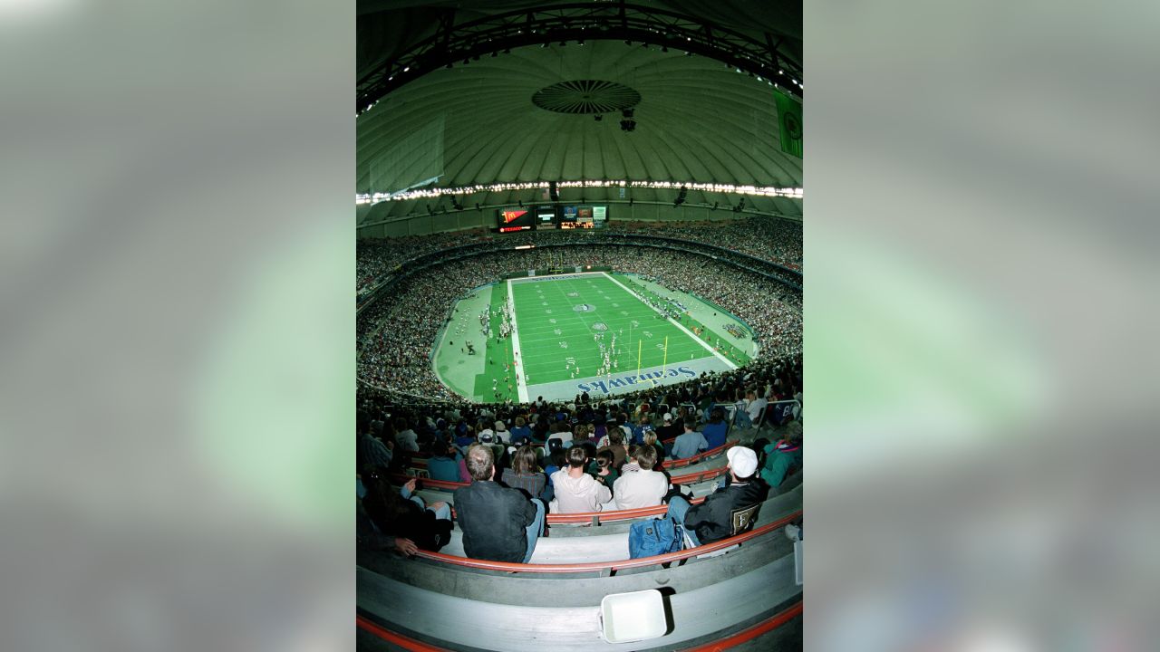 Boomer Esiason of the Cincinnati Bengals in action against the Seattle  Seahawks in the AFC divisional playoff game at Riverfront stadium in  Cincinnati, OH., December 31, 1988. Cincinnati led 21-0 at halftime