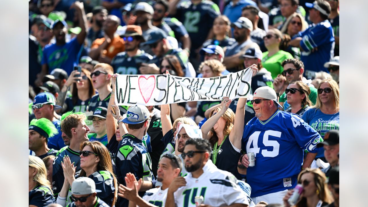 Seahawks fans sound off on social media after awful loss to Rams - Field  Gulls