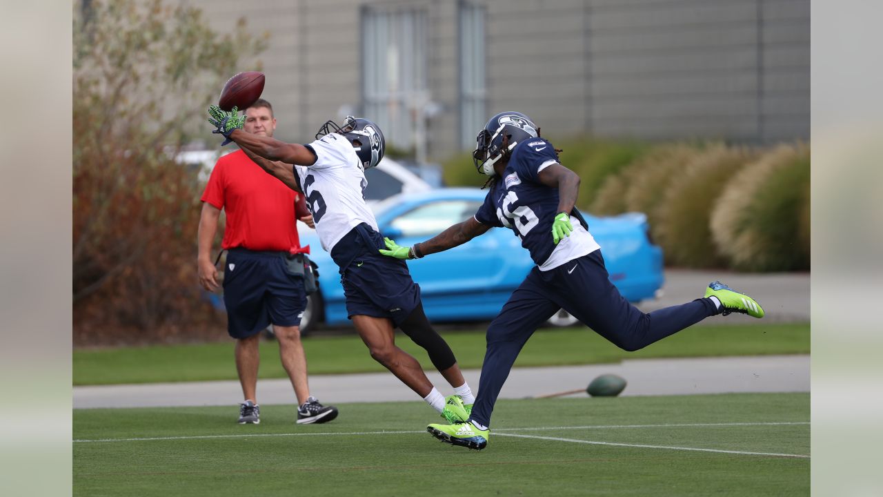 Brandon Marshall makes Seahawks debut at OTAs after signing becomes  official Wednesday