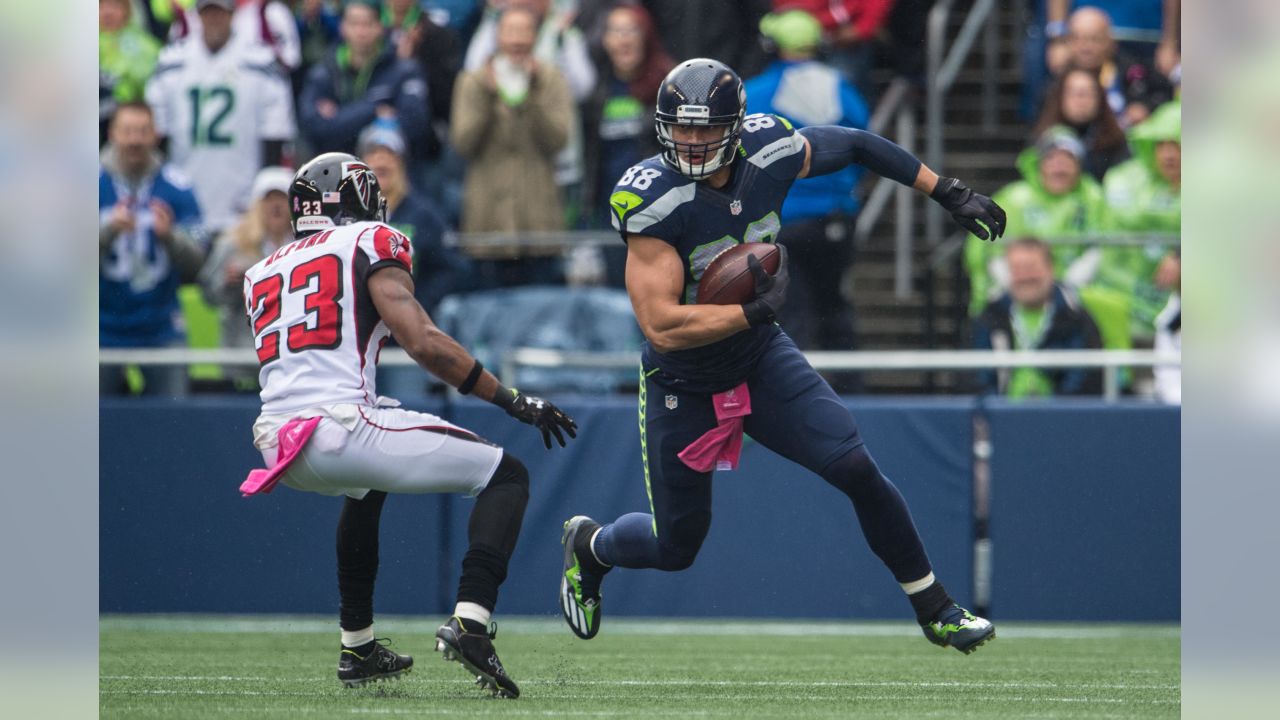 Seahawks' Cliff Avril makes good on Haiti pledge with two sacks vs