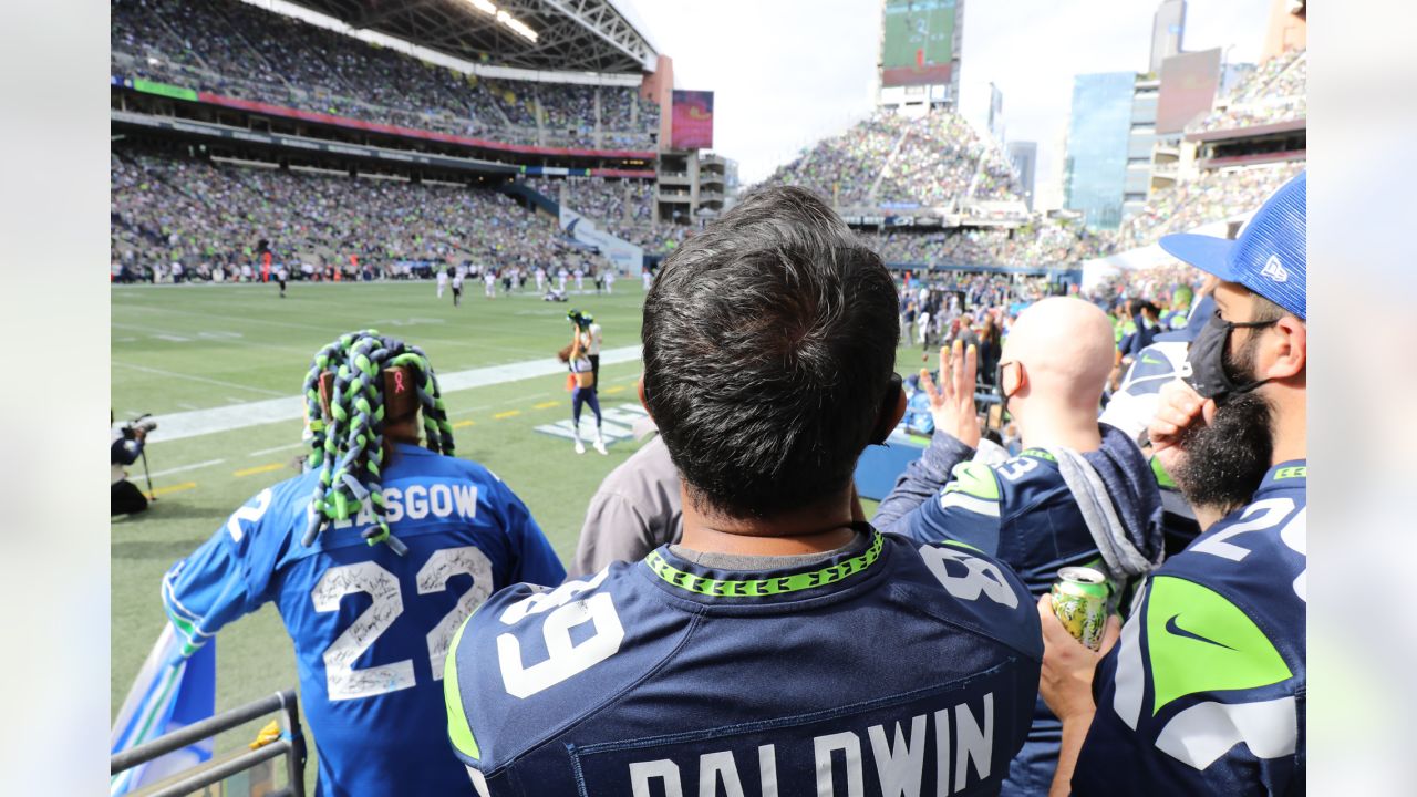 Video: Seahawks fans pay tribute to Bobby Wagner - Field Gulls