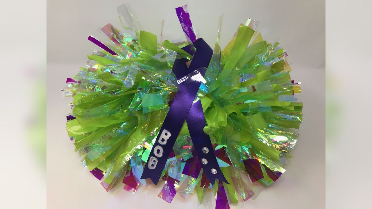 How To Make Cheer Leading Pom Poms - Seahawks colors 