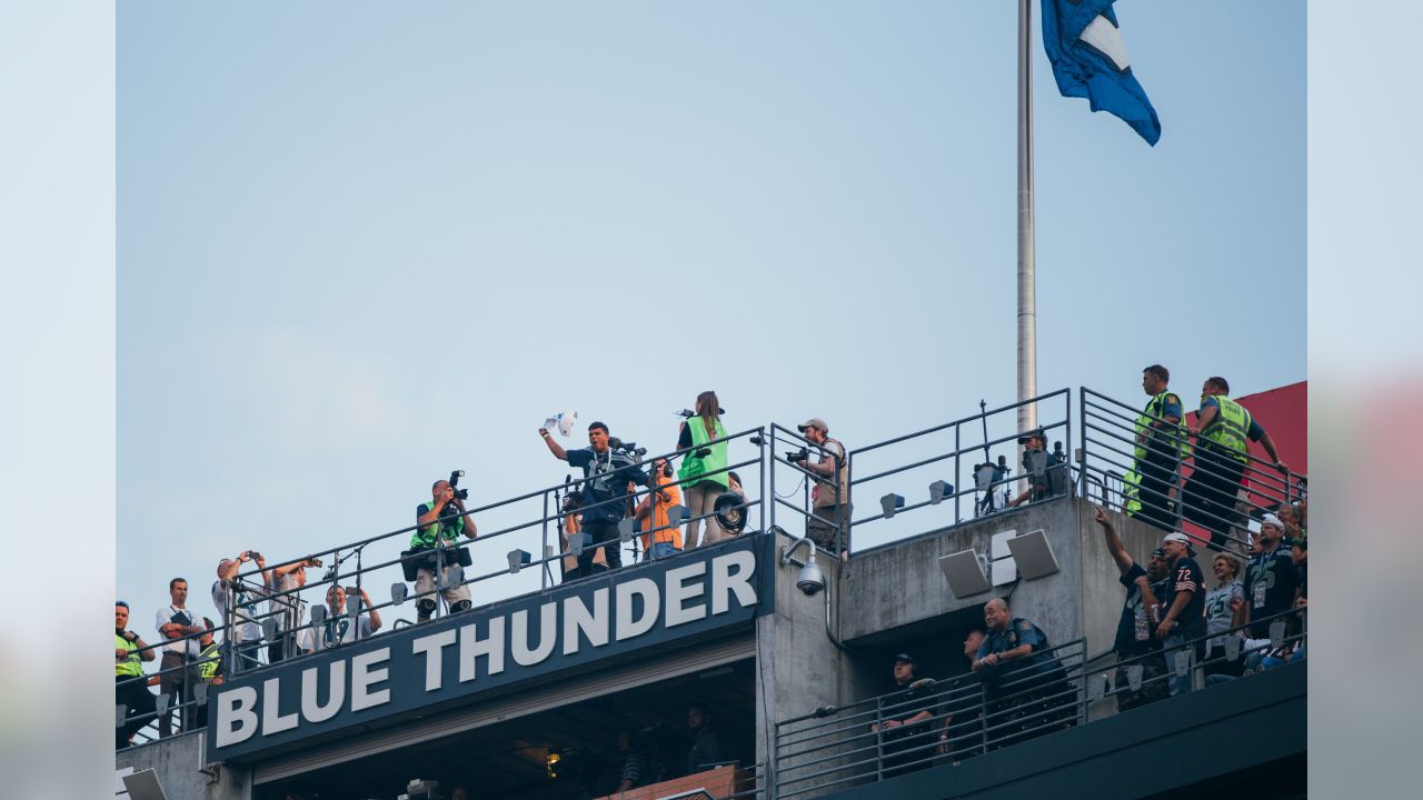 Yedlin honored at Seahawks game, raises 12 Flag in pregame ritual