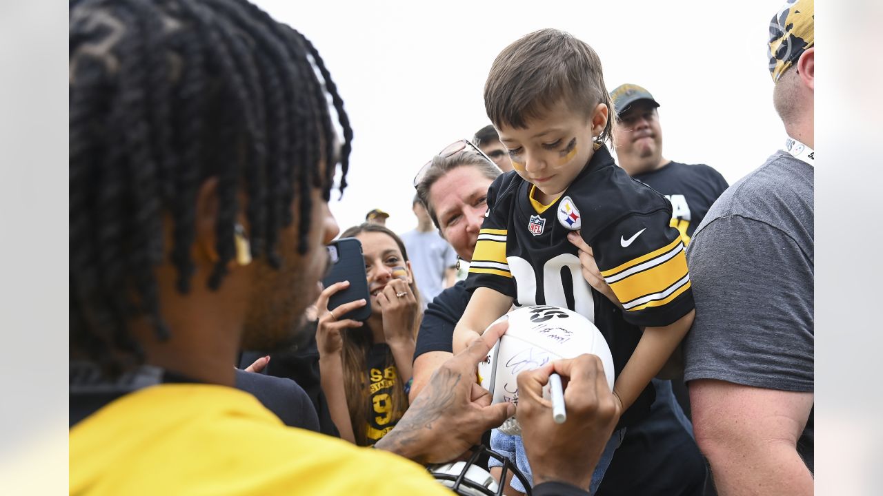 Latrobe, PA, USA. 28th July, 2022. July 28th, 2022: Zach Gentry #81 during  the Pittsburgh Steelers Training Camp in Latrobe, PA. Mike J. Allen/BMR  (Credit Image: © Mike J. Allen/BMR via ZUMA