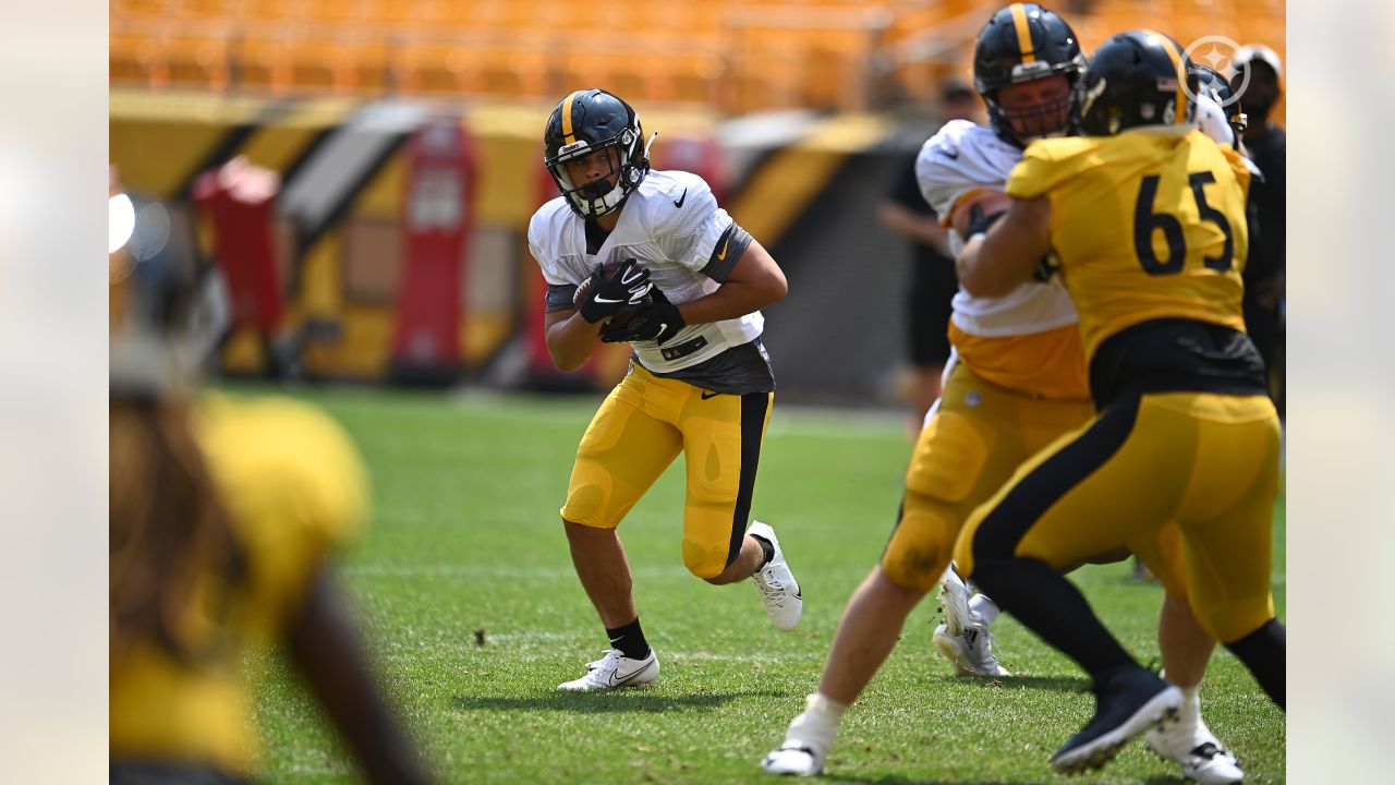 Pittsburgh Steelers running back Trey Edmunds (33) works during the team's  NFL mini-camp football practice in Pittsburgh, Tuesday, June 15, 2021. (AP  Photo/Gene J. Puskar Stock Photo - Alamy