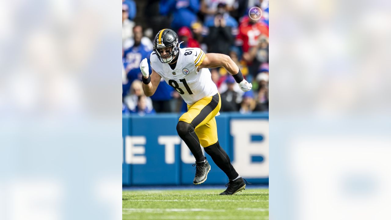 Pittsburgh Steelers tight end Zach Gentry (81) wears a Crucial Catch  sticker on his helmet during the first half of an NFL football game against  the New York Jets, Sunday, Oct. 2