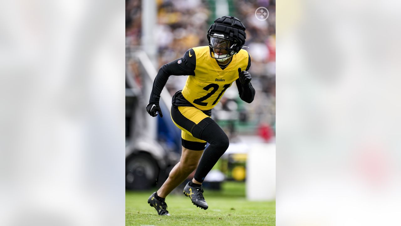 Pittsburgh Steelers tight end Connor Heyward (83) makes a catch during  practice at NFL football training camp in Latrobe, Pa., Monday, Aug. 15,  2022. (AP Photo/Keith Srakocic Stock Photo - Alamy