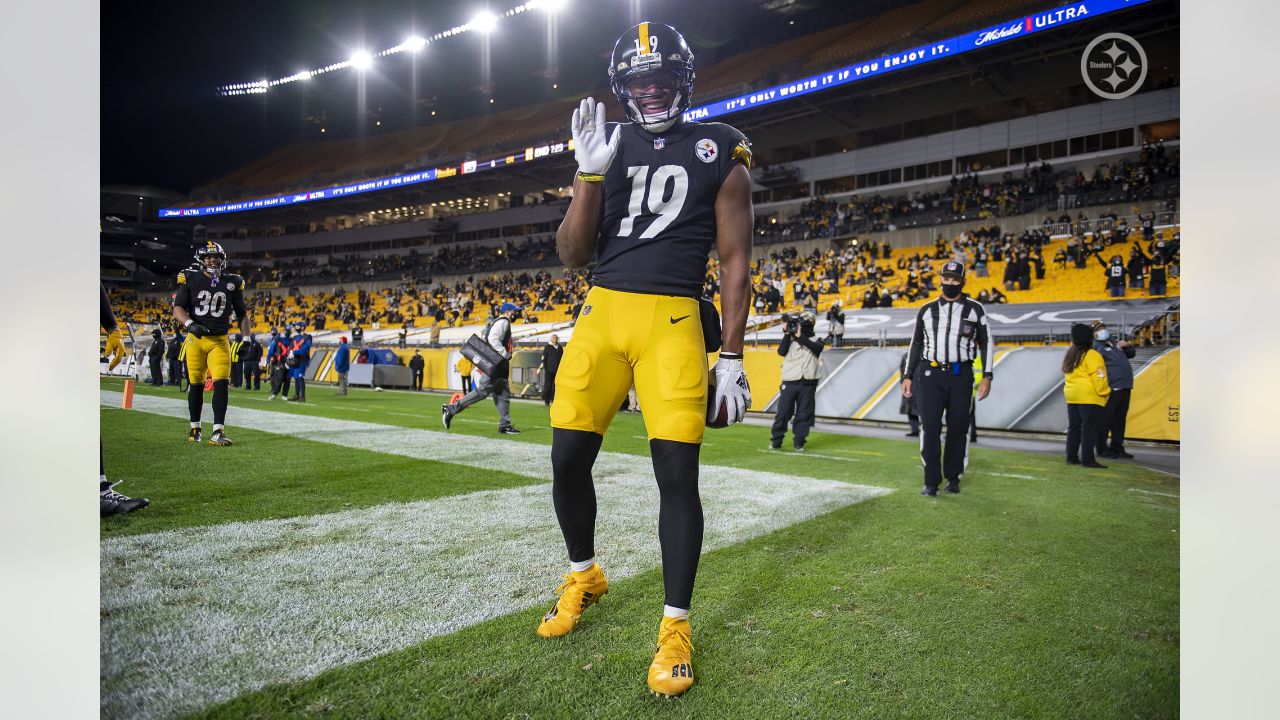 Wide receiver JuJu Smith-Schuster of the Pittsburgh Steelers dives  Nachrichtenfoto - Getty Images