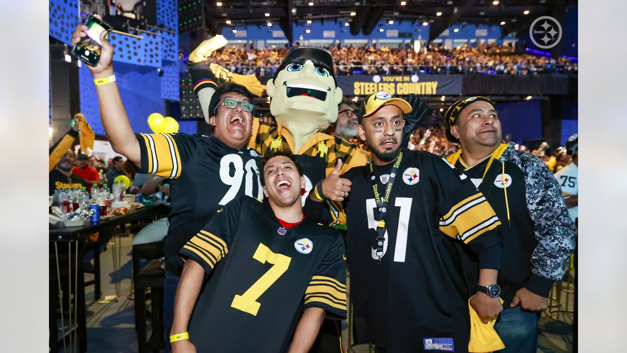 Steelers fans in Mexico show their support