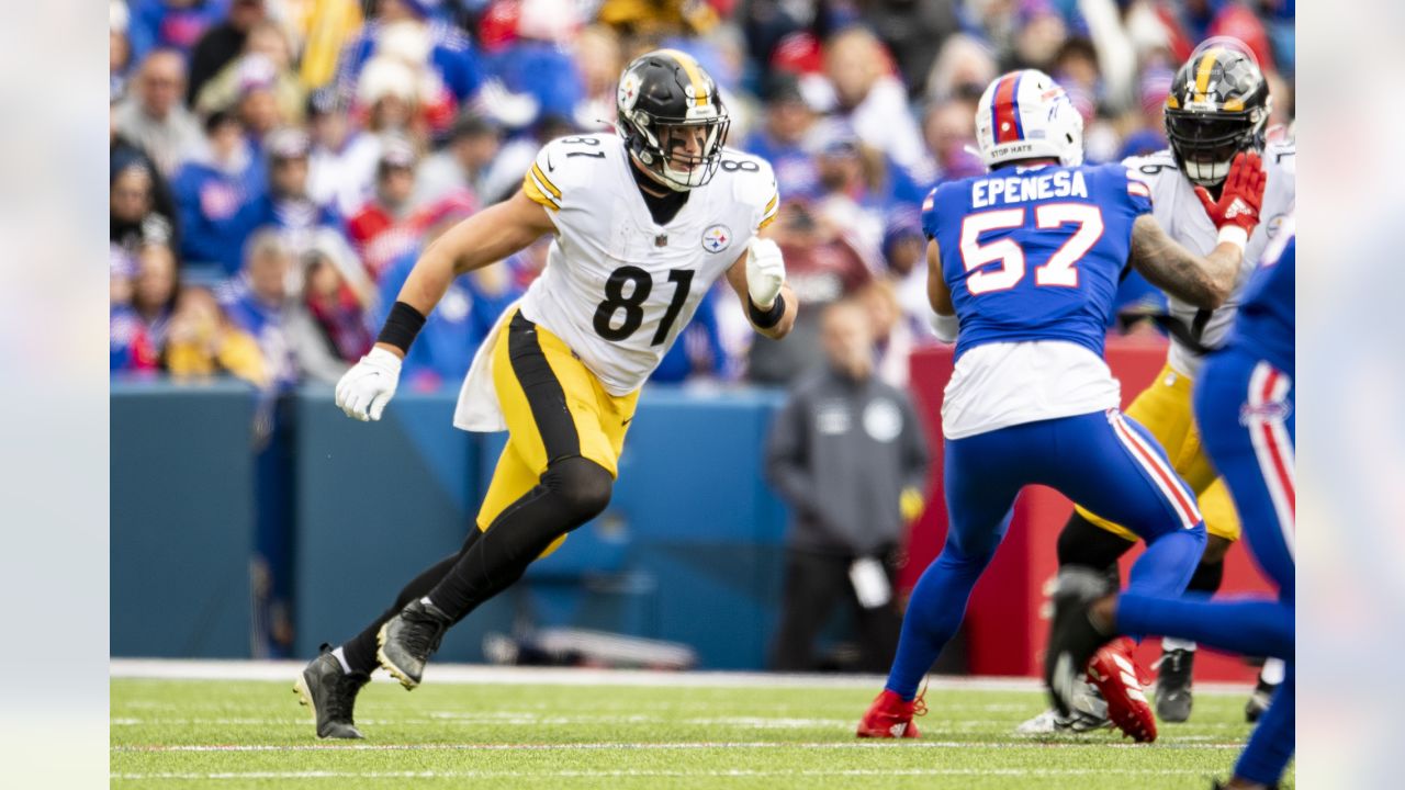 Pittsburgh Steelers tight end Zach Gentry (81) lines up during the first  half of an NFL football game against the Atlanta Falcons, Sunday, Dec. 4,  2022, in Atlanta. The Pittsburgh Steelers won