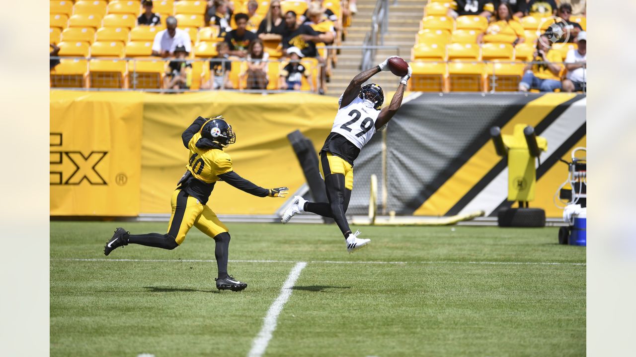 Pittsburgh Steelers running back Trey Edmunds (33) works during the team's  NFL mini-camp football practice in Pittsburgh, Tuesday, June 15, 2021. (AP  Photo/Gene J. Puskar Stock Photo - Alamy