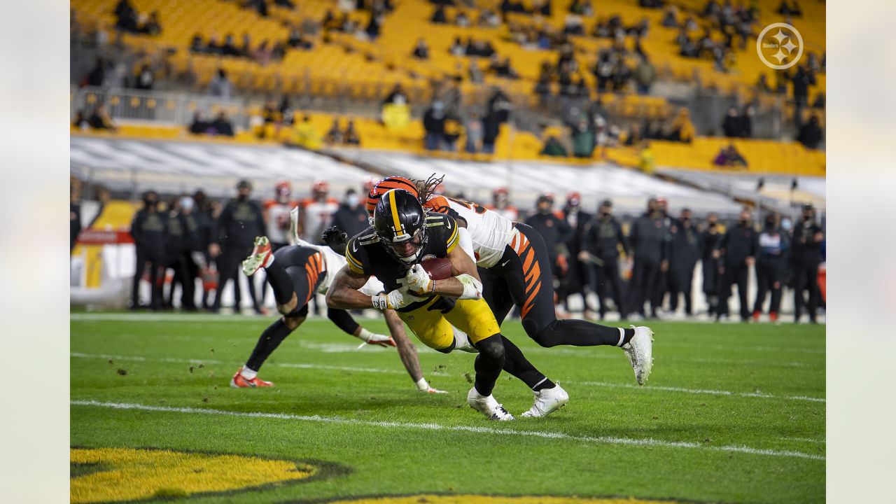 Pittsburgh Steelers wide receiver Chase Claypool (11) looks on during the  Pro Football Hall of Fame game at Tom Benson Hall of Fame Stadium, Thursday  Stock Photo - Alamy