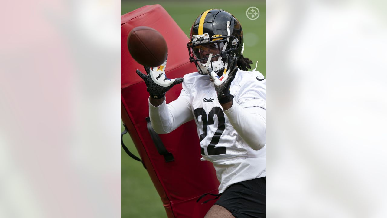 Pittsburgh Steelers running back Trey Edmunds (33) works during the team's  NFL mini-camp football practice in Pittsburgh, Tuesday, June 15, 2021. (AP  Photo/Gene J. Puskar Stock Photo - Alamy