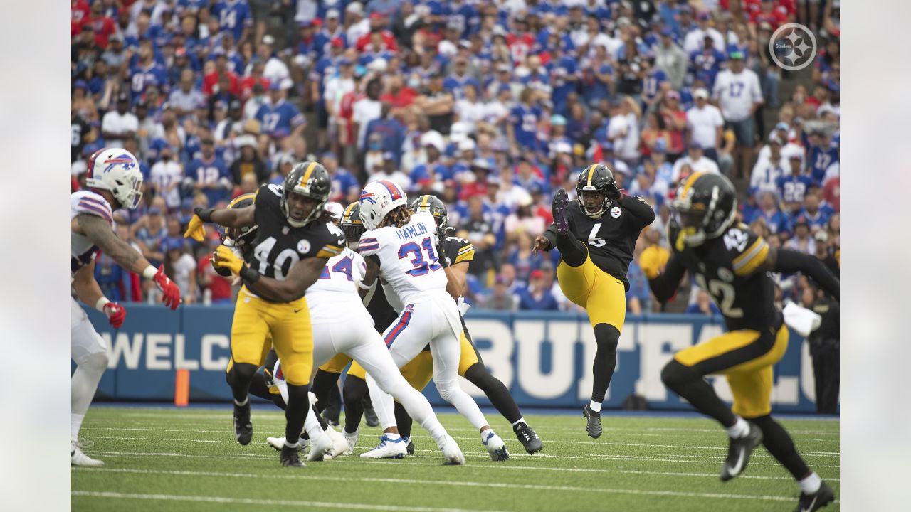 Pittsburgh Steelers punter Pressley Harvin III (6) runs for the play during  an NFL football game against the Cincinnati Bengals, Sunday, Nov. 28, 2021,  in Cincinnati. (AP Photo/Emilee Chinn Stock Photo - Alamy