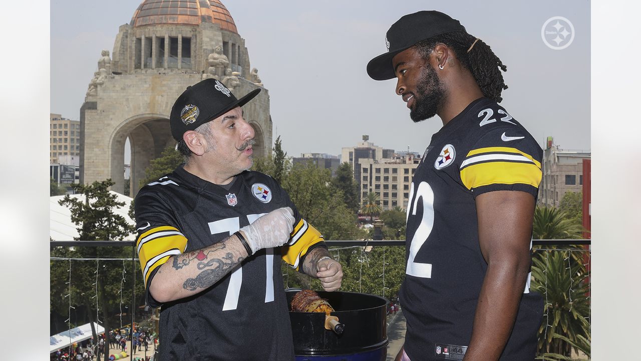 Harris a hit with Steelers fans in Mexico City