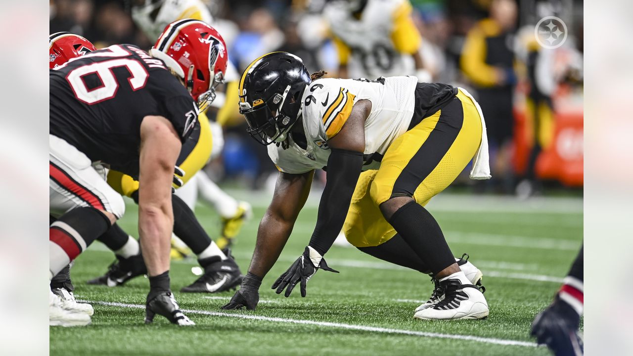 Pittsburgh Steelers defensive tackle Larry Ogunjobi (99) lines up