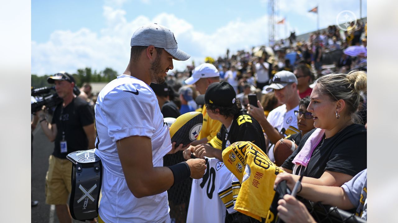 July 30th, 2023: T.J Watt signing autographs during the Pittsburgh Steelers  training camp in Latrobe, PA. Jason Pohuski/CSM Stock Photo - Alamy