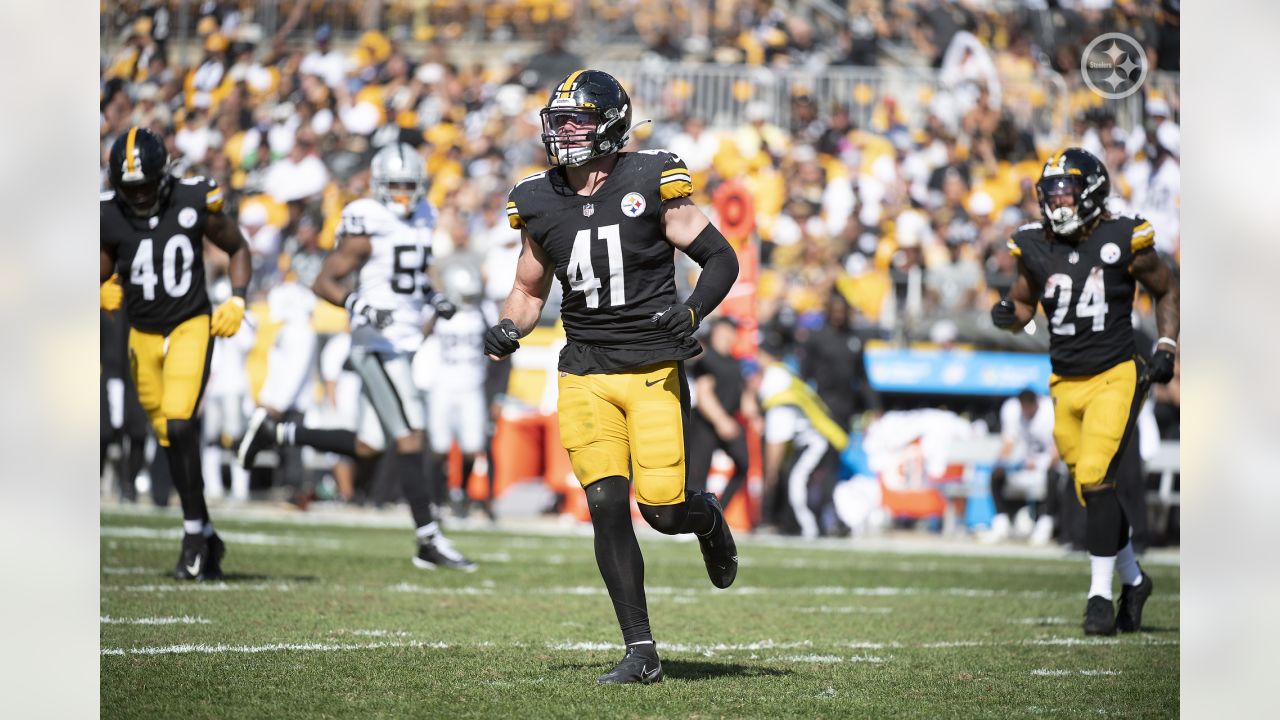 Pittsburgh Steelers inside linebacker Robert Spillane (41) tackles