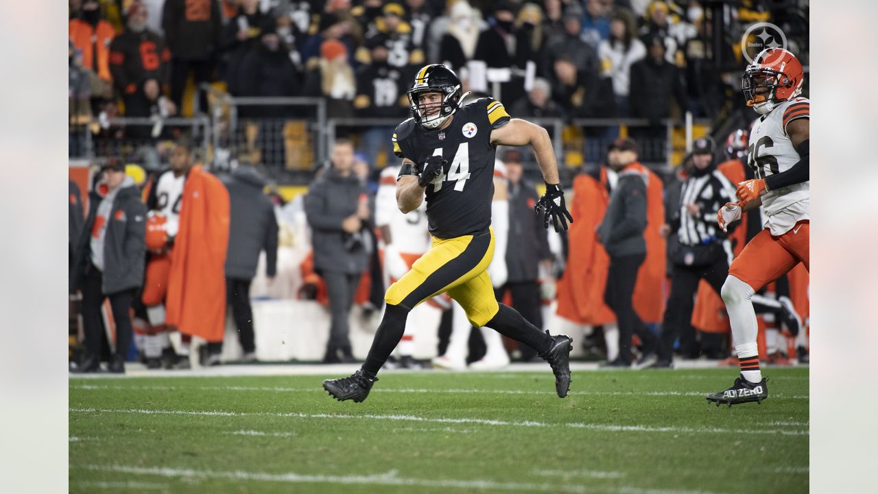 Pittsburgh Steelers fullback Derek Watt (44) lines up during an NFL  football game, Sunday, Sept. 26, 2021 in Pittsburgh. (AP Photo/Matt Durisko  Stock Photo - Alamy