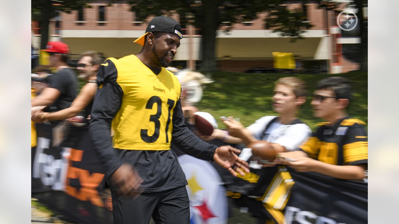 Pittsburgh Steelers wide receiver Gunner Olszewski (89) catches a pass in  front of cornerback Madre Harper (38)) during an NFL football team's  training camp workout in Latrobe, Pa., Tuesday, Aug. 1, 2023. (