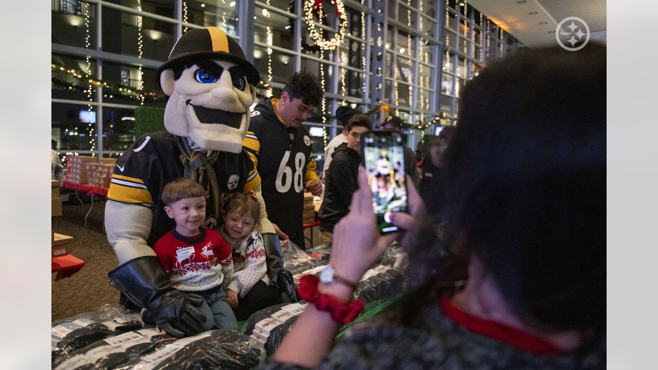 Steelers' backfield arrives to Christmas Day game dressed appropriately