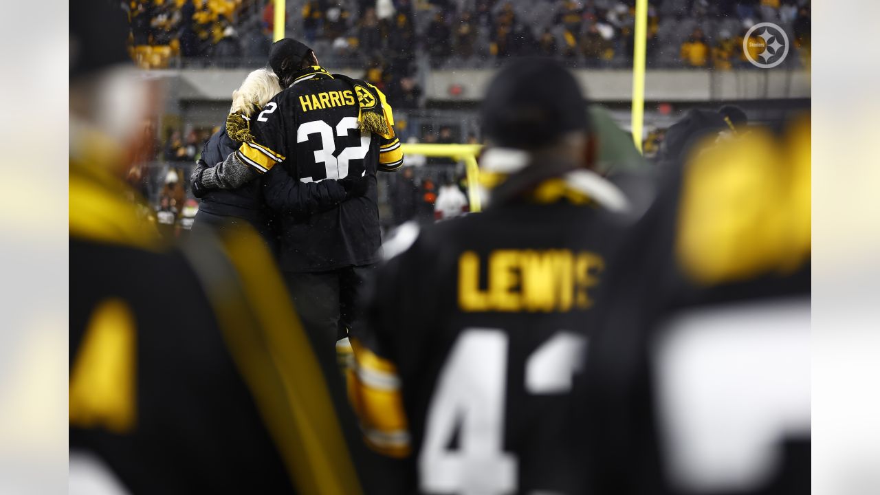 Steelers retire Harris' No. 32