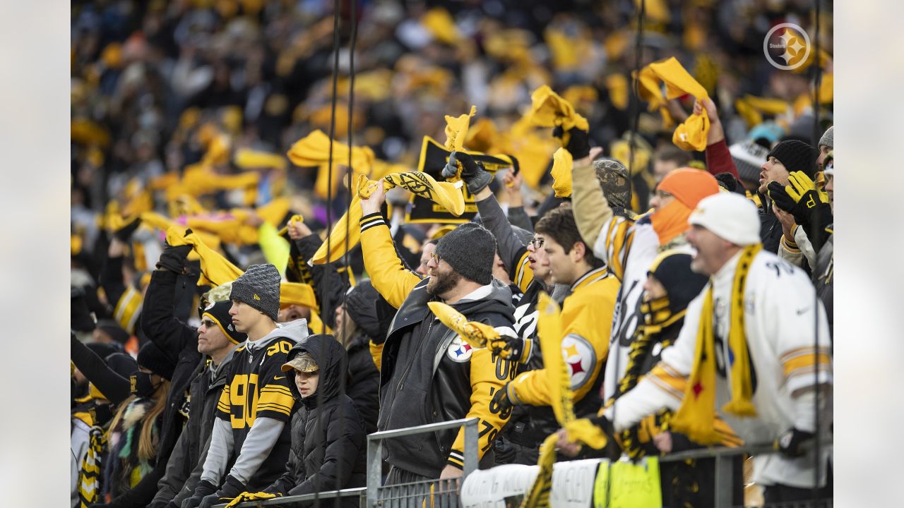 Photo: Pittsburgh Steelers Fans at Steelers Titan Game - PIT2021121907 