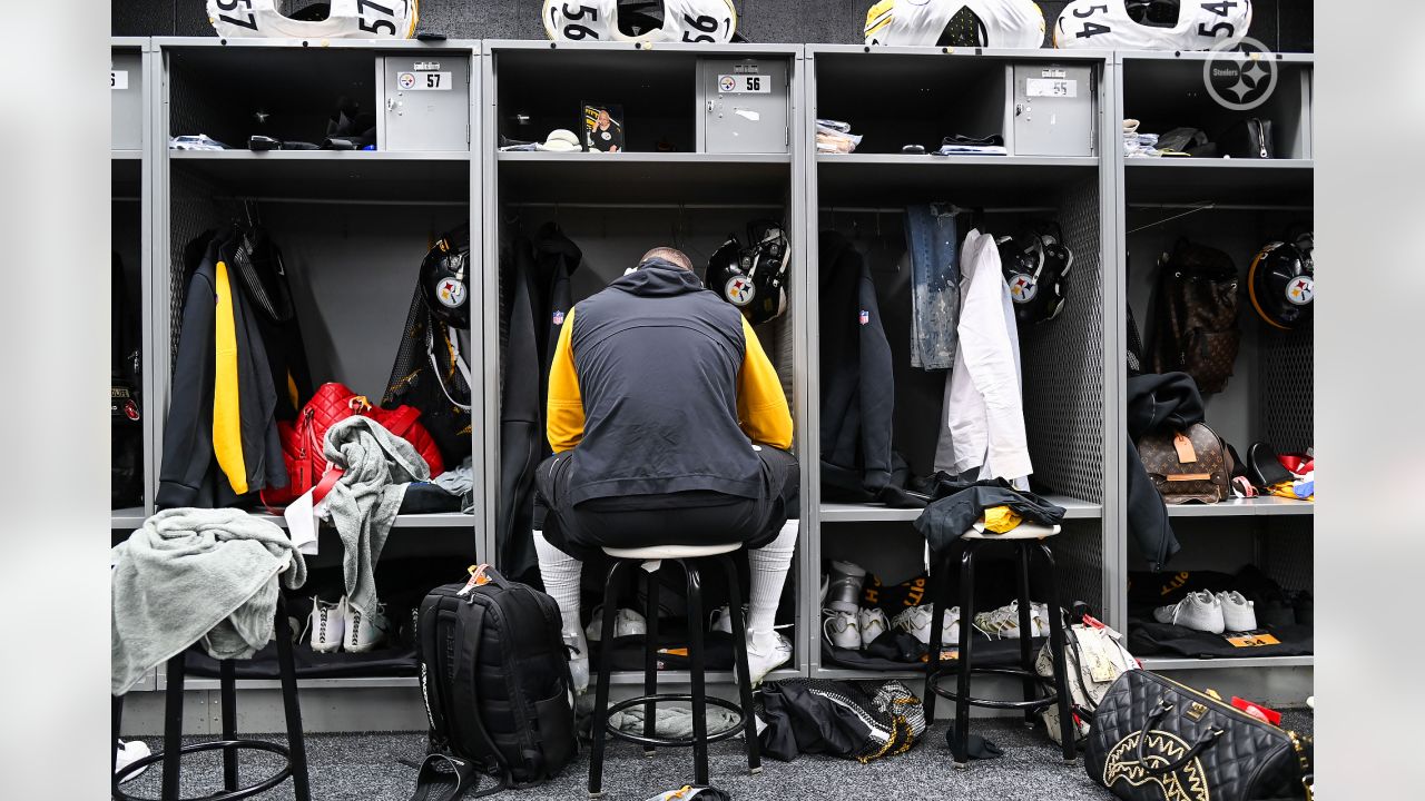 Philadelphia Eagles on X: Inside the #Eagles locker room for our pre-game  photo ritual  Who do you want to see?  / X