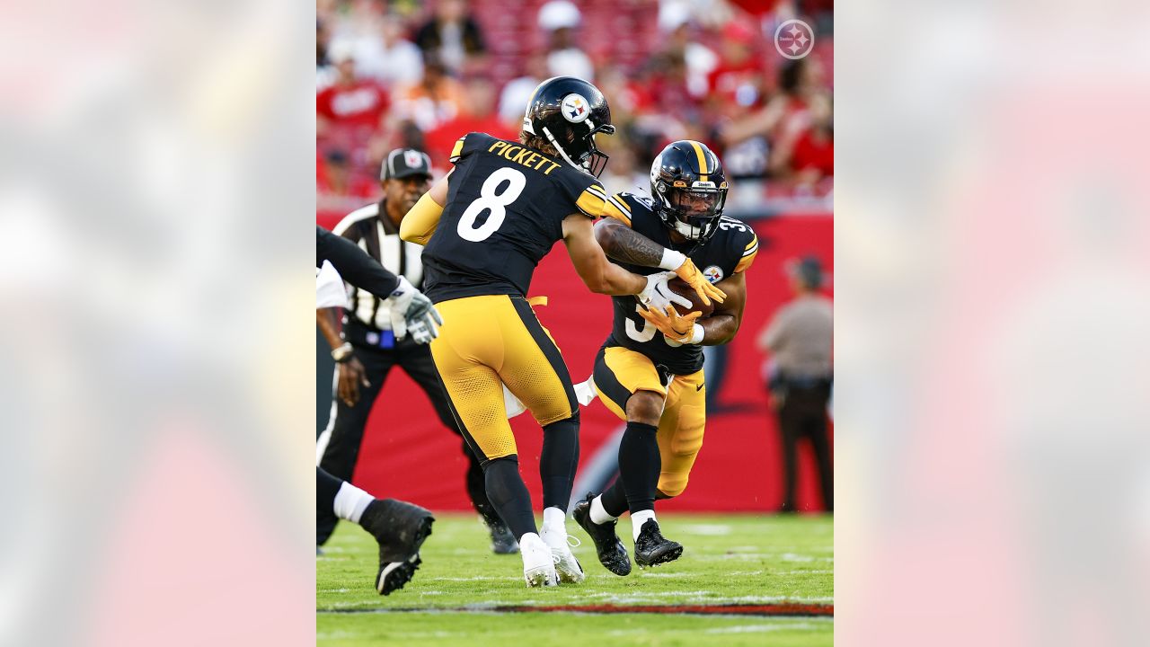 Pittsburgh Steelers quarterback Kenny Pickett (8) warms up before an NFL  football game against the Tampa Bay Buccaneers in Pittsburgh, Sunday, Oct.  16, 2022. (AP Photo/Barry Reeger Stock Photo - Alamy