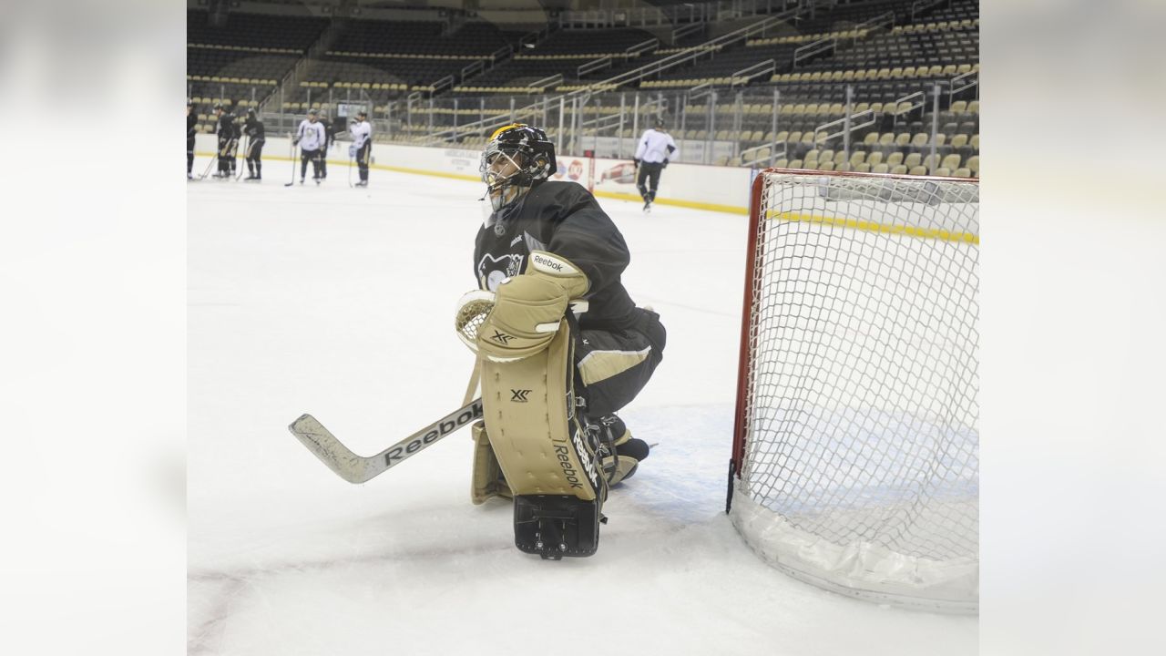 PHOTOS) Fleury sports Steelers-inspired mask at practice