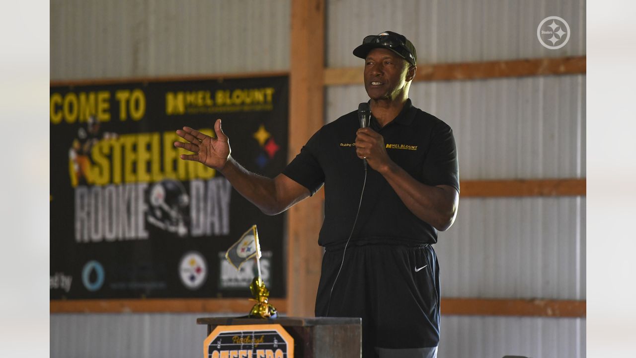 Steelers players donate to the Mel Blount Youth Home