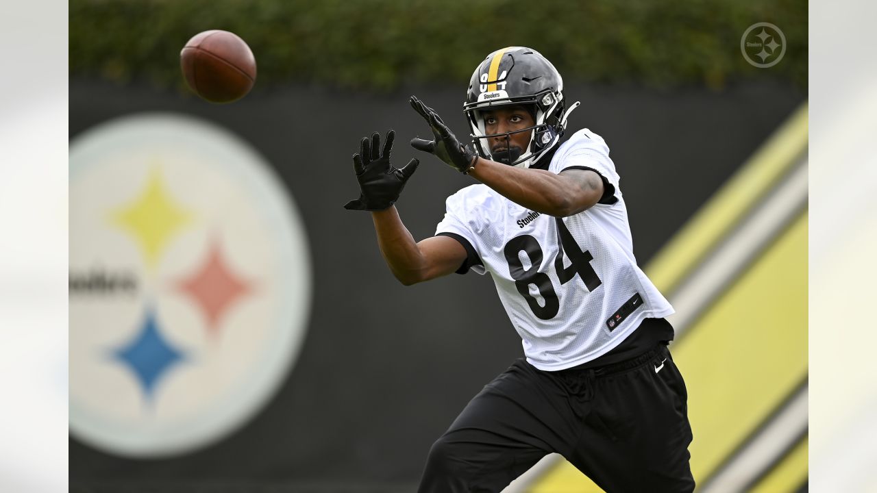 Pittsburgh Steelers offensive tackle Zach Banner (72) during an NFL football  practice, Monday, Aug. 9, 2021, in Pittsburgh. (AP Photo/Keith Srakocic  Stock Photo - Alamy