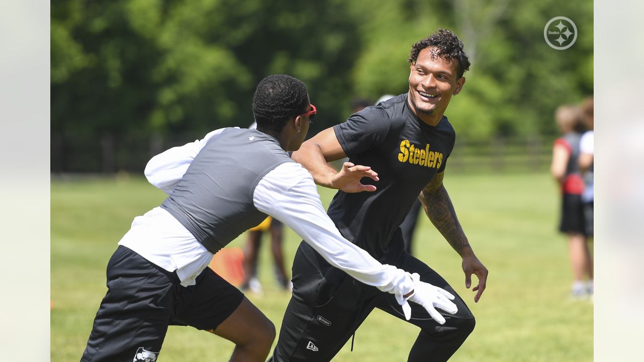 Steelers' 2022 Rookies Partner with Legend Mel Blount To Inspire