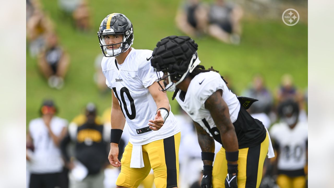 Pittsburgh Steelers center Mason Cole (61) and center J.C.