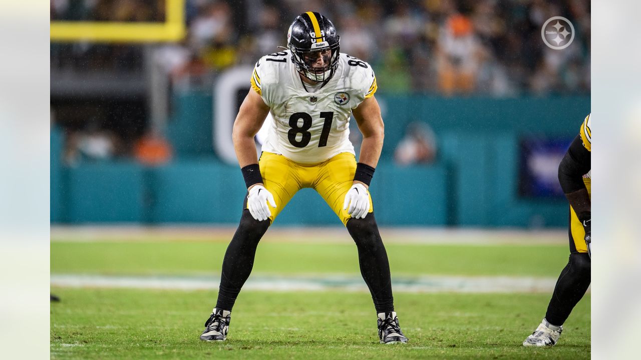 Pittsburgh Steelers tight end Zach Gentry (81) lines up during the first  half of an NFL football game against the Atlanta Falcons, Sunday, Dec. 4,  2022, in Atlanta. The Pittsburgh Steelers won