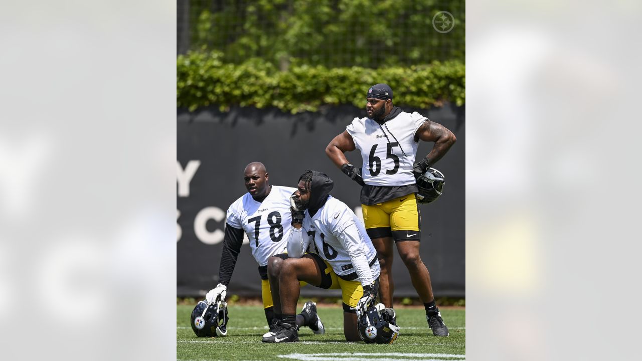 Pittsburgh Steelers guard James Daniels (78) blocks during an NFL