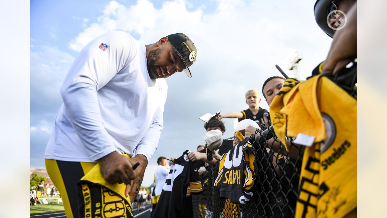 Pittsburgh Steelers receiver Mike Wallace catches a pass during a drill  during NFL training camp in Latrobe, Pa., Friday, July 29, 2011. (AP  Photo/Gene J. Puskar Stock Photo - Alamy